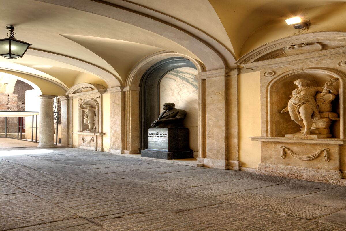 Verona Palazzo Forti atrio