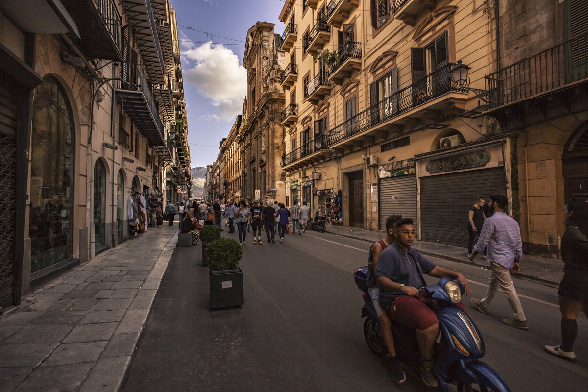 Street life in Via Maqueda in Palermo 3