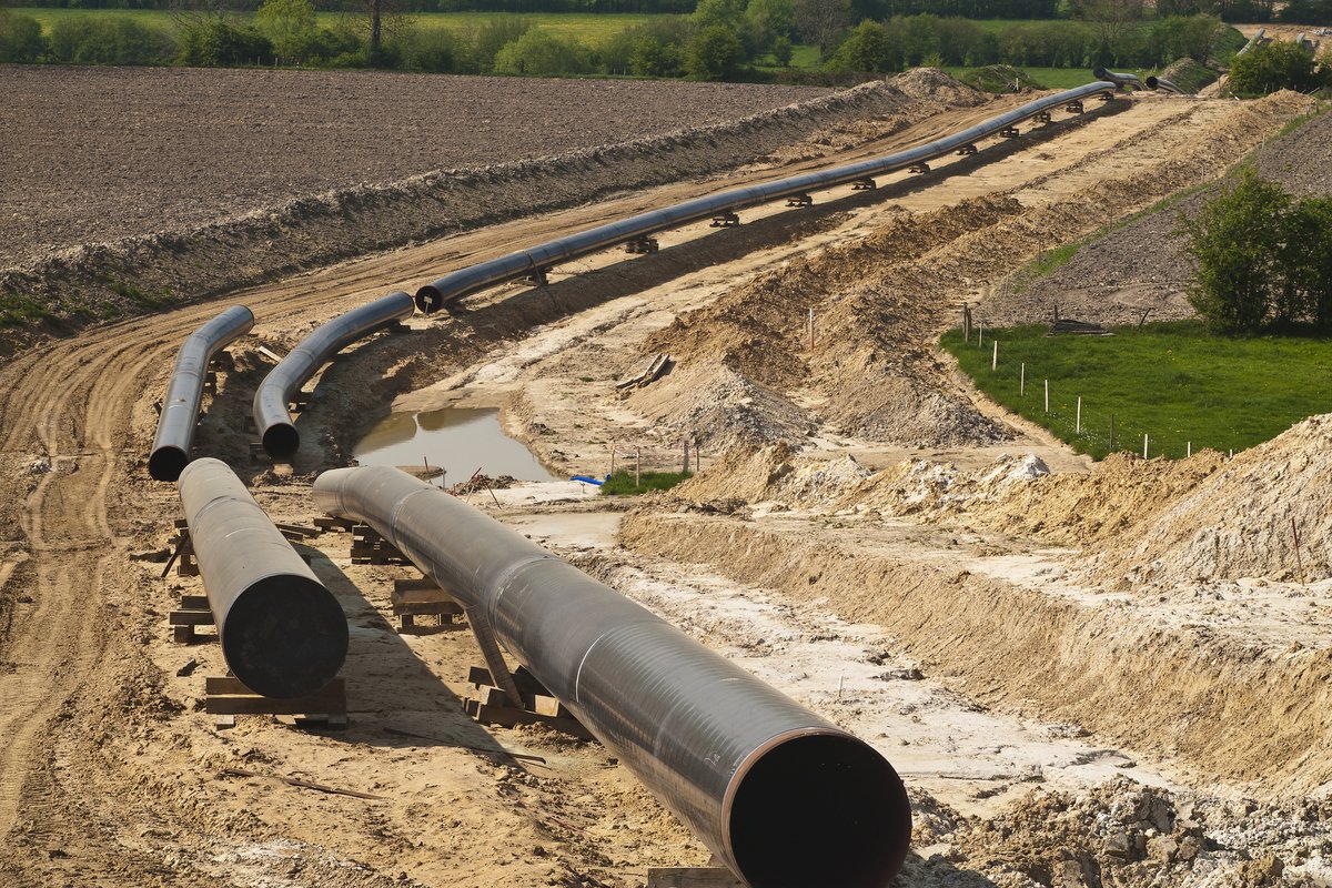 Pipeline construction in a dirt site